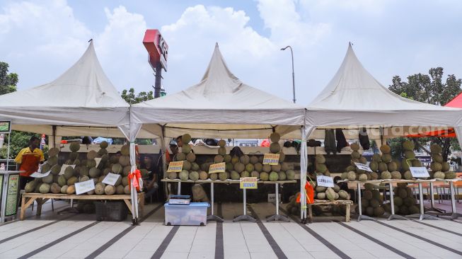 Pedagang menjajakan buah Durian saat Festival Durian di Mal Tamini Square, Jakarta Timur, Minggu (30/1/2022). [Suara.com/Alfian Winanto]