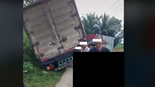 Mobil Truk Nyungsep, Seorang Bapak-bapak Coba Tarik Pakai Hal ini, Warganet Ngakak: Kekuatan 'Supra'natural