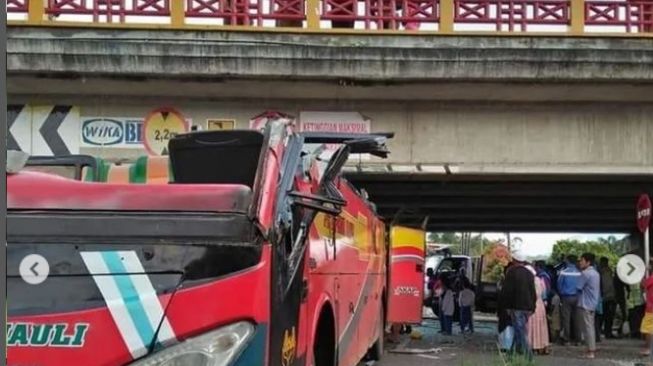 Bus hantam flyover hingga menyebabkan badan dan atap terpisah (Instagram)