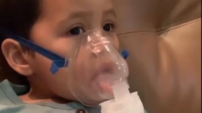 Arrasya Bachtiar sedang menjalani terapi uap menggunakan nebulizer. (Instagram/@tasyakamila)