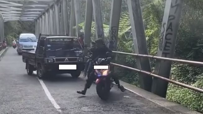 Cara sopir truk pikap usir para pemotor yang suka ngetem di pinggir jalan cukup unik (Instagram)