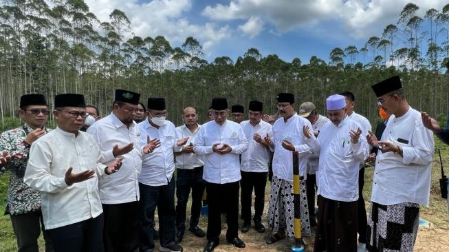 Ketua Umum PBNU KH Yahya Cholil Staquf alias Gus Yahya (tengah) saat resmi mencanangkan kantor baru PBNU di Ibu Kota Negara (IKN) Nusantara. (dok PBNU)