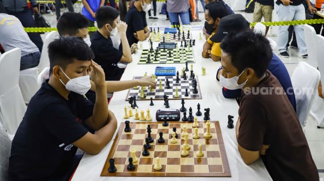 Suasana jalannya pertandingan Kejuaraan Catur Beregu di Tamini Square, Jakarta Timur, Minggu (30/1/2022). [Suara.com/Alfian Winanto]