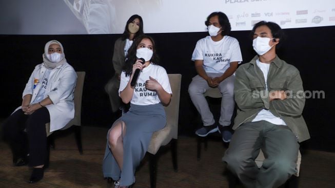 Para pemain dan kru film 'Kukira Kau Rumah' usai acara press screening di Senayan, Jakarta Pusat, Senin (31/1/2022). [Suara.com/Alfian Winanto]