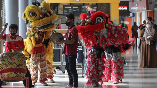 Barongsai beratraksi di Stasiun Gubeng Surabaya, Jawa Timur, Senin (31/1/2022). ANTARA FOTO/Didik Suhartono