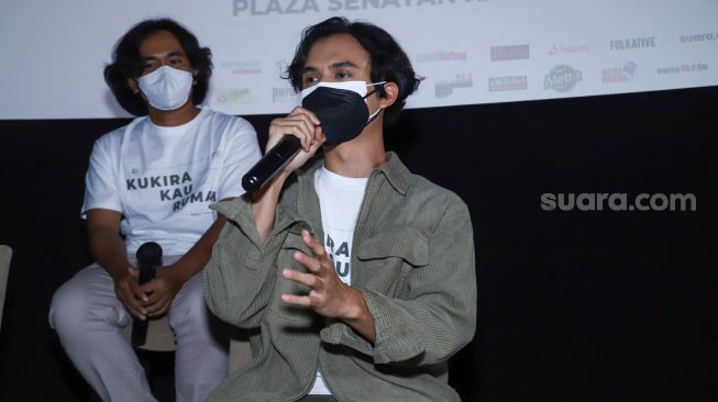 Aktor Jourdy Pranata saat jumpa pers film 'Kukira Kau Rumah' di Senayan, Jakarta Pusat, Senin (31/1/2022). [Suara.com/Alfian Winanto]