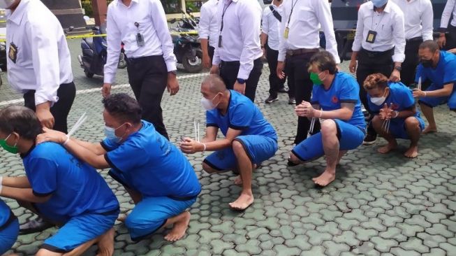 Digiring Jongkok, Ini Tampang Ketum GMBI Dan Anggota Tersangka Demo Anarkis Di Mapolda Jabar