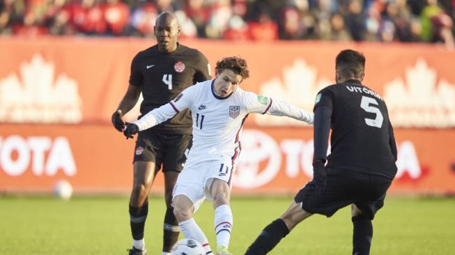 Brenden Aaronson (tengah) dari Amerika Serikat mengontrol bola selama paruh kedua pertandingan kualifikasi Piala Dunia 2022 zona Concacaf melawan Kanada di Hamilton, Ontario, pada 31 Januari 2022.Geoff Robins / AFP.