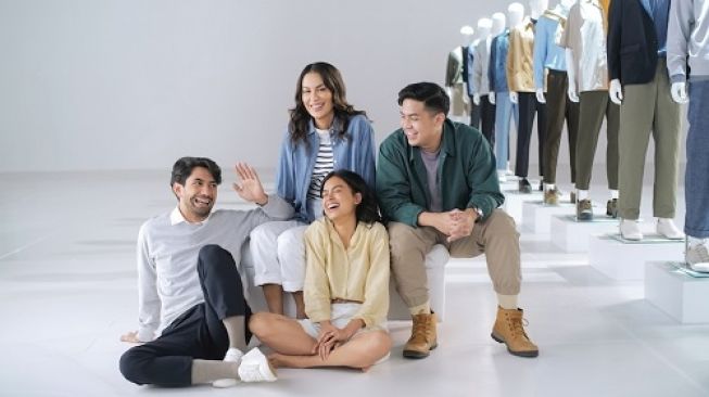 Gaya Reza Rahadian, Sophia Latjuba, Eva Celia & Jerome Polin dalam Balutan Koleksi Terbaru Uniqlo 2022 Spring/Summer