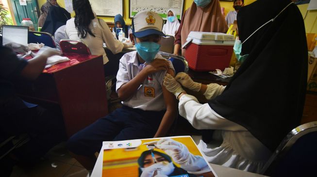 Petugas medis memeriksa kondisi kesehatan siswa berkebutuhan khusus sebelum mengikuti vaksinasi COVID-19 di SLB ABCD Muhammadiyah di Palu, Sulawesi Tengah, Senin (31/1/2022).  ANTARA FOTO/Mohamad Hamzah