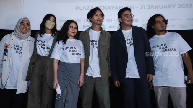 Para pemain dan kru film 'Kukira Kau Rumah' usai acara press screening di Senayan, Jakarta Pusat, Senin (31/1/2022). [Suara.com/Alfian Winanto]