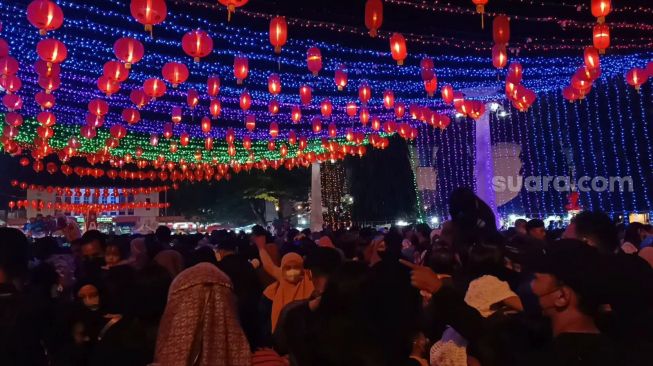 Melihat Eksotisme Taman Lampion Pasar Gede Solo, Cerita Warga Basuh Rindu Suasana Imlek di Kota Bengawan