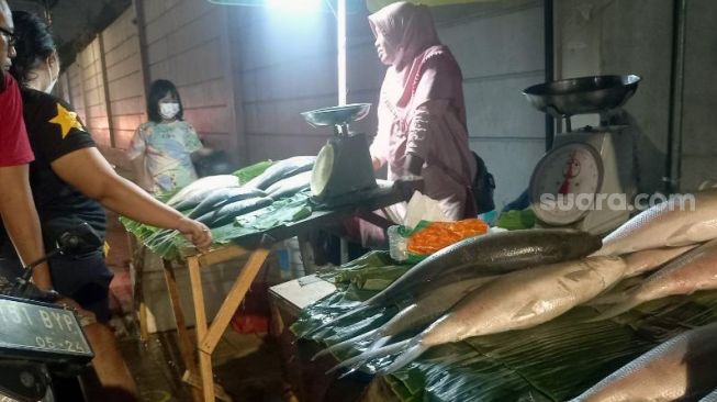 Penjualan Ikan Bandeng Jelang Imlek di Rawa Belong Naik, Pedagang Raup Cuan