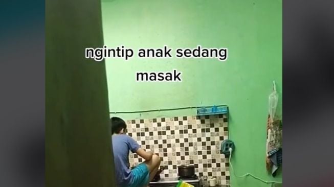 Ibu Mengintip Anak Bujang Lagi Masak, Gayanya Malah Bikin Warganet Heran: Berasa Naik Panggung