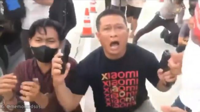 Viral Polisi Histeris Teriak Alhamdulillah dan Allahu Akbar Saat Gagalkan Pengiriman 15 Kilogram Sabu