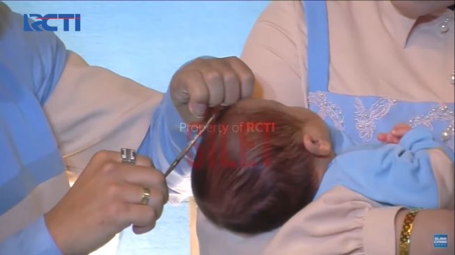 Sonny Septian dan Fairuz A Rafiq di acara aqiqahan dan potong rambut anak bungsunya. [RCTI]