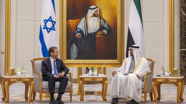 Kantor Berita resmi Uni Emirat Arab (WAM) merilis foto Putra Mahkota Abu Dhabi Sheikh Mohammed bin Zayed al-Nahyan (kanan) bertemu dengan Presiden Israel Isaac Herzog (kiri) selama resepsi resmi di Qasr al-Watan di Ibukota UEA Abu Dhabi pada 30 Januari 2022.Rashed AL-MANSOORI / WAM / AFP
