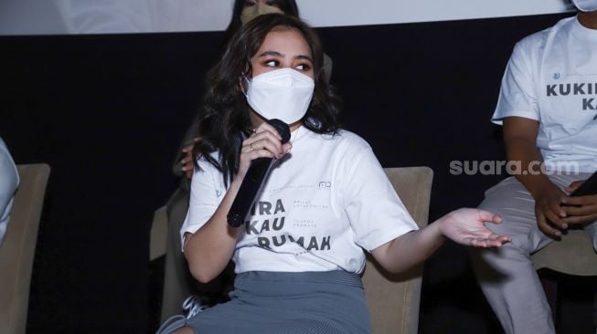 Aktris Prilly Latuconsina saat jumpa pers film 'Kukira Kau Rumah' di Senayan, Jakarta Pusat, Senin (31/1/2022). [Suara.com/Alfian Winanto]