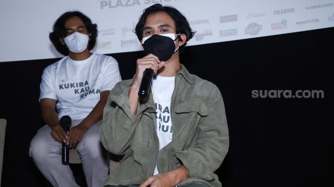 Aktor Jourdy Pranata saat jumpa pers film 'Kukira Kau Rumah' di Senayan, Jakarta Pusat, Senin (31/1/2022). [Suara.com/Alfian Winanto]