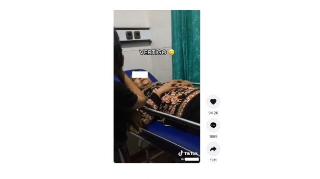 Aksi emak-emak jadi gamer. [TikTok]