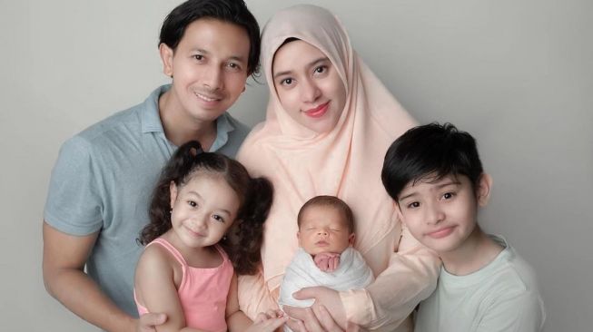 Sonny Septian dan Fairuz A Rafiq bresama tiga anaknya. [Instagram]