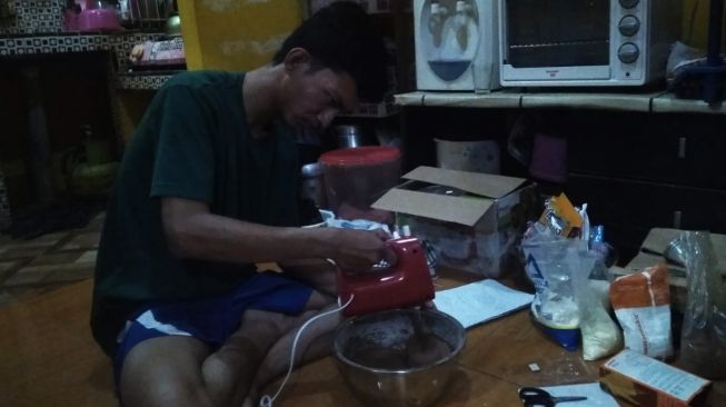 Proses pembuatan fudgy brownies oleh teman tuli Aldino (Dok. Aldino)