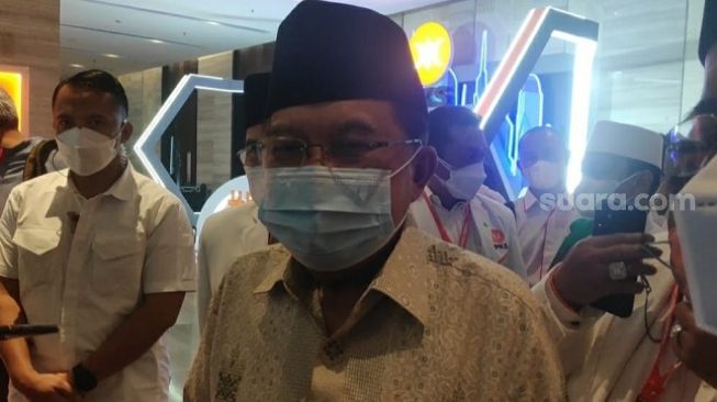 Mantan Wakil Presiden Jusuf Kalla alias JK saat ditemui wartawan di acara Rakernas PKS. (Suara.com/Bagaskara)