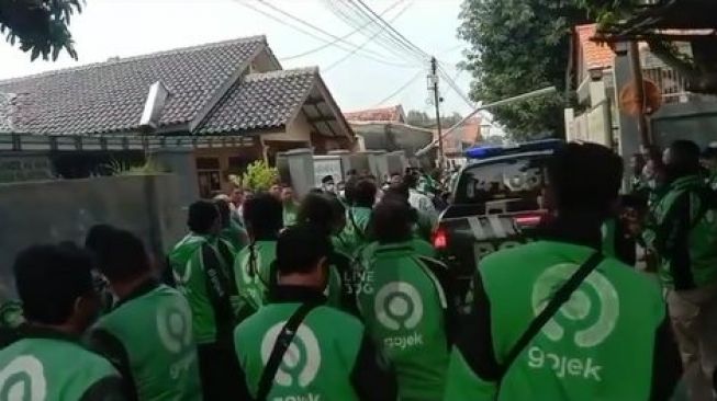 Viral! Beri Bintang Satu dan Maki Driver, Rumah Pelanggan Digeruduk Puluhan Ojol Cirebon