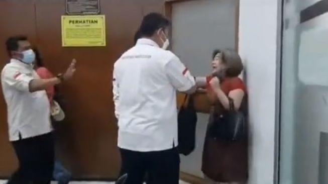 Heboh Video Ibu-ibu Marah Ditarik Keluar dari Ruang Sidang, Minta Melihat Dokumen Asli Berkas Perkara