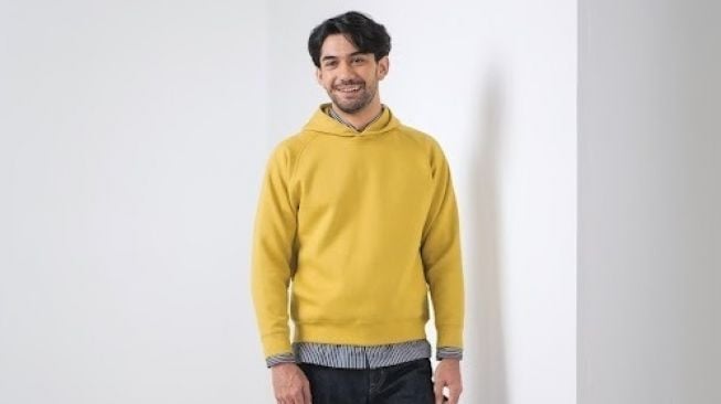 Reza Rahadian berani mencoba hal berbeda untuk bereksplorasi dalam padu padan dan pemilihan gaya, yang tentunya tetap menggunakan material dan tekstur yang disukainya. Pilihan koleksi bawahan, sweatshirts, Clean, Sport Utility Wear dan beberapa produk fungsional didapat dari nuansa eklektik dan berwarna-warni. (Foto: Dok. Uniqlo Indonesia)