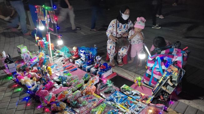 Modal Kecil Untung Besar, Begini Kisah Penjual Mainan di CPI Makassar