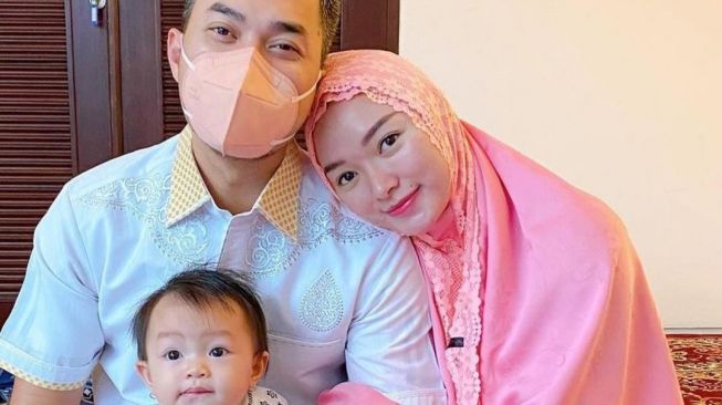 Zaskia Gotik bersama suami dan putri kecilnya. [Instagram]