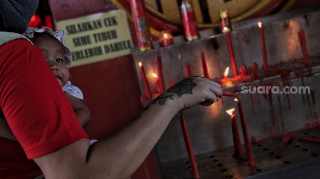 Warga keturunan Tionghoa bersembahyang di Vihara Dharma Bhakti, Jakarta, Selasa (1/2/2022). [Suara.com/Angga Budhiyanto]