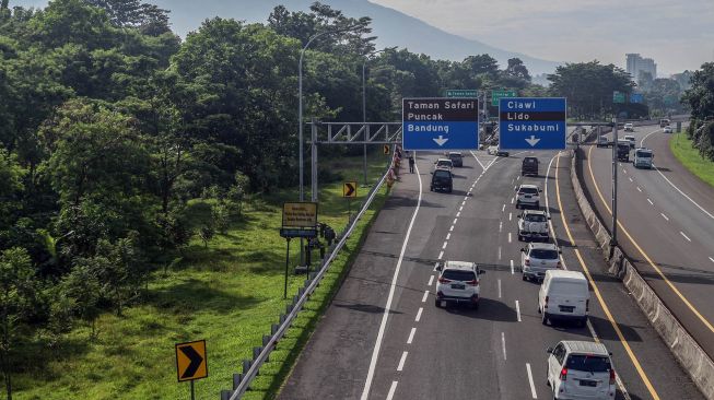 Kendaraan roda empat melintas di tol Jagorawi menuju Jalan Raya Puncak, Kabupaten Bogor, Jawa Barat, Selasa (1/2/2022).  ANTARA FOTO/Yulius Satria Wijaya