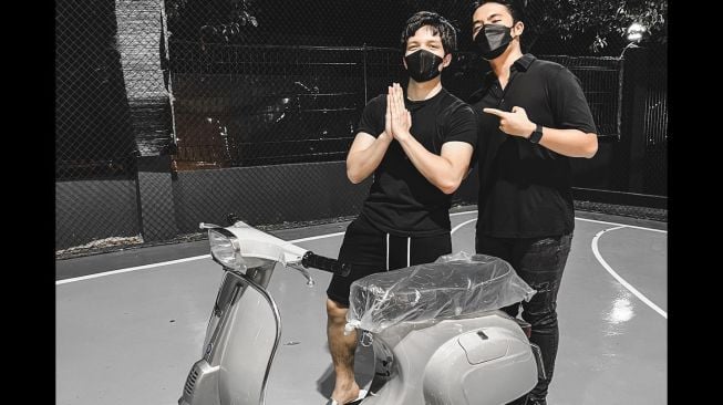 Artis dapat kado ulang tahun vespa (Instagram/@attahalilintar)