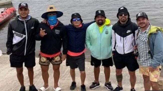 Sergio Aguero (kedua dari kiri) memancing bersama teman-temannya. [Foto: Instagram @kunaguero]