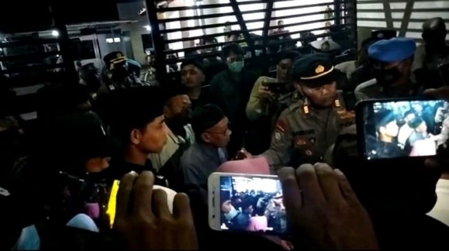 Tangkap Habib Yusuf Alkaf, Ratusan Warga Ngeluruk Kantor Polisi di Pamekasan