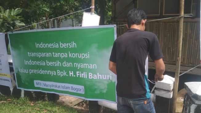 Spanduk berisikan dukungan dan desakan kepada Ketua Komisi Pemberantasan Korupsi (KPK), Firli Bahuri maju di Pemilihan Presiden (Pilpres). [Istimewa]