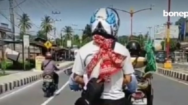 Uang Tidak Cukup Bayar Ambulans, Warga Sinjai Bawa Pulang Jenazah Anak Pakai Sepeda Motor