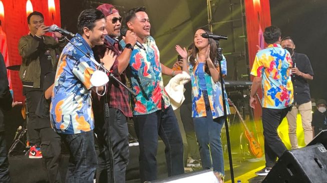 Krisyanto Jamrud memberikan kejutan di konser ultah ke-13 HIVI!. [SRN Entertainment]