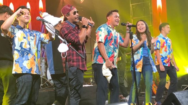 Krisyanto Jamrud memberikan kejutan di konser ultah ke-13 HIVI!. [SRN Entertainment]