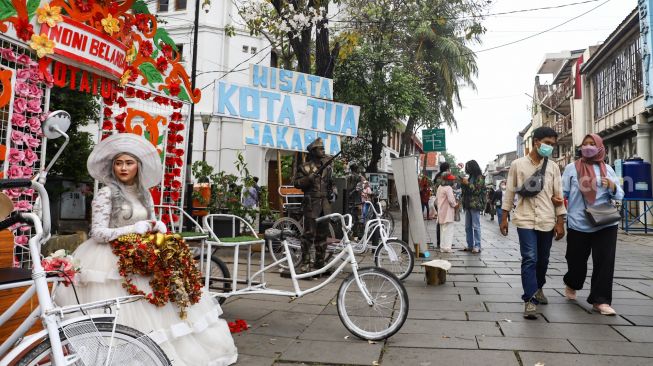 Warga berwisata di Kawasan Kota Tua, Jakarta Barat, Selasa (1/2/2022). [Suara.com/Alfian Winanto]