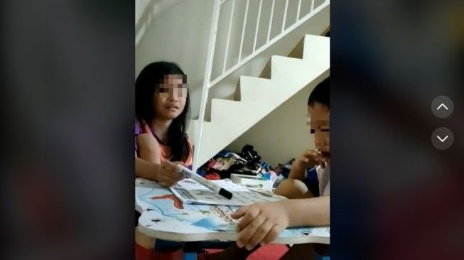 Perjuangan Kakak Ajarkan Adik Belajar, Ujungnya Malah Nangis Berjamaah