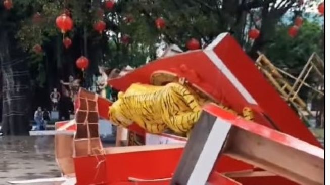 Diterjang Hujan Deras, Lampion Shio Macan Air di Depan Balai Kota Solo Roboh, Warganet Malah Berkomentar Kocak