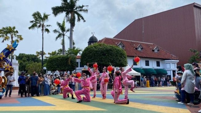 Meriahkan Imlek, Ancol Tampilkan Maskot Dufan Berbusana Changshan dan Parade Lampion