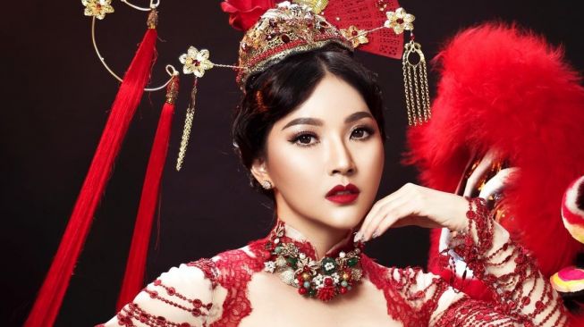 Rayakan Imlek, Sarwendah Stunning Pemotretan Bareng Barongsai