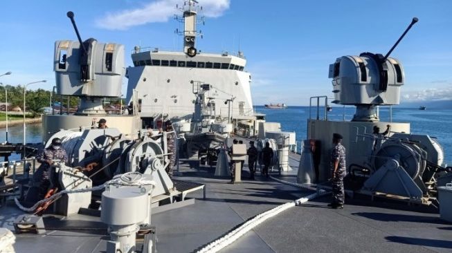 KRI Teluk Wondama-527 Pengangkut Mobil Tank Berlabuh di Papua