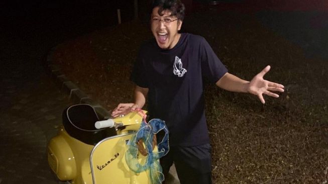 Artis dapat kado ulang tahun vespa (Instagram/@dimsanggara)