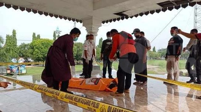 Mayat Perempuan Tanpa Identitas Ditemukan Tengkurap di Gasebo Alun-alun Ponorogo