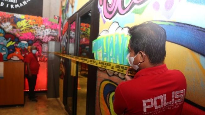 Pengunjung Berjubel di Atas Jam 12 Malam, Bar Big Brother Kemang Disegel Polisi karena Langgar PPKM